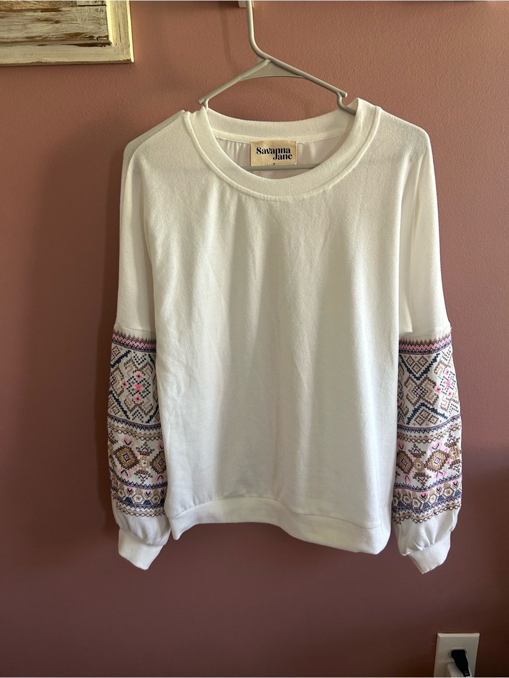 Savanna Jane White Pullover lightweight sweatshirt embroidered Patterned Sleeves